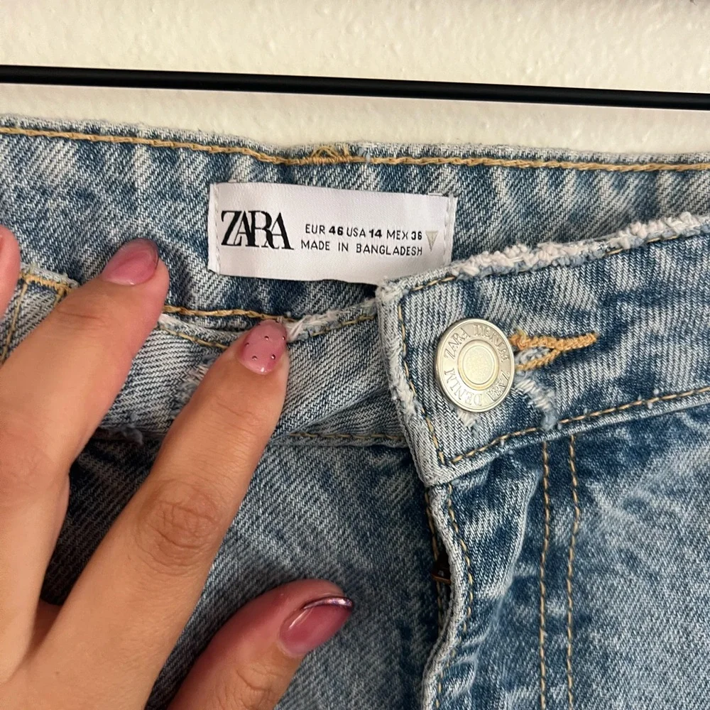 Zara Distressed High-Waisted Jeans | Light Wash | Size US 14 - Picture 3 of 6